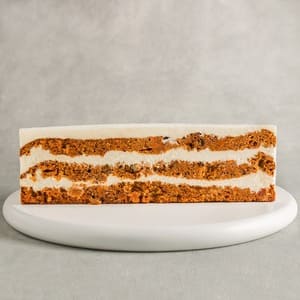 Влажный морковный бисквит с корицей, грецким орехом, изюмом и сливочно-сырным кремом.